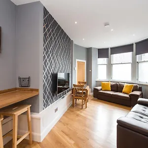Castle Apt, Modern, Apartment Edinburgh