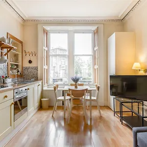Spacious & Unique 1 Bed With Wifi Apartment Edinburgh